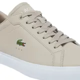 Championes Lacoste modelo Powercourt, color beige con detalles en blanco en el talón y suela. Presenta el logo del cocodrilo bordado en el lateral y cierre con cordones al tono.