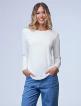 Remera negra de modal con cuello a la base y mangas largas.