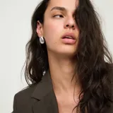 Pendientes de aleación con baño de plata, con diseño abovedado e irregular.