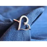 Anillo de plata 925 con diseño de corazón calado adornado con pequeñas zirconias brillantes.