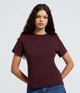 Remera basica de manga corta y cuello redondo, de corte recto y color bordó.