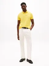 Chomba amarilla de Tommy Hilfiger, corte regular, con cuello tipo chomba, cartera de dos botones, logo bordado en el pecho y confeccionada en mezcla de algodón y elastano.