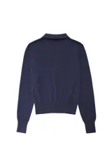 Sweater de punto color gris con cuello estilo polo, cierre frontal con botones y mangas largas.
