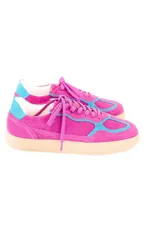 Championes de cuero color fucsia con detalles en celeste y suela plana de goma marrón.