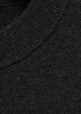 Jersey de punto gris oscuro, de corte recto con cuello redondo y manga larga, confeccionado en mezcla de algodón, viscosa y lana.