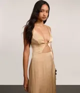 Vestido midi ajustado de satén color beige, con breteles finos regulables, escote en V, recorte con aro en el busto y cierre con cremallera en la espalda.