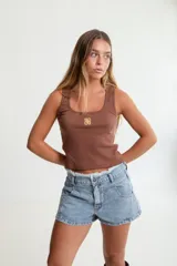 Short de jean gris oscuro con efecto degradé simulando los bolsillos y parche negro con logo bordado en el bolsillo trasero.