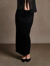 Falda larga negra de encaje con cintura elástica.