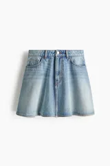 Pollera mini de cinco bolsillos confeccionada en denim de algodón rígido, con diseño acampanado, cintura estándar y cierre frontal con botón y cremallera.