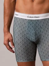Pack de tres bóxers Calvin Klein Icon Cotton Stretch, confeccionados en mezcla de algodón supersuave y elastano. Incluye un bóxer liso de color negro, uno con estampado geométrico de monogramas en tonos verdes y azulados, y uno liso en color verde menta. Todos cuentan con cintura elástica con logo de la marca.