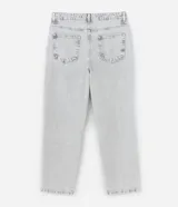 Pantalon de jean gris con lavado deslavado, de corte baggy y silueta holgada. Cuenta con bolsillos al frente y atras, y cierre de boton y cremallera.