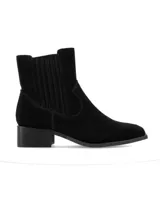 Botineta de gamuza negra con elástico lateral y taco cuadrado bajo.