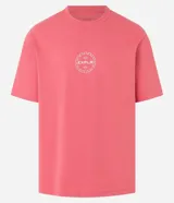 Remera relaxed de malla color salmón, con cuello redondo y mangas cortas. Estampa frontal y trasera con la palabra "EXPLR" dentro de un círculo.