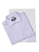 Camisa de manga larga RKF modelo Wf Pc, color lila con patrón de rayas verticales sutiles, cuello camisero clásico, cierre frontal con botones y un bolsillo en el pecho con el logo bordado.