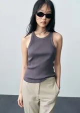 Top sin mangas de corte ajustado, confeccionado en tejido de punto acanalado con cuello redondo estilo halter.