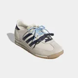 Championes Adidas SL 72 OG de color beige, con las icónicas tres tiras y detalles en azul marino. Cuentan con suela de caucho texturizada y doble cordón en tonos celeste y azul con puntos blancos.