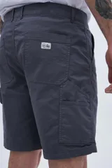 Bermuda carpintera color marrón con bolsillos laterales y detalle en la parte trasera.