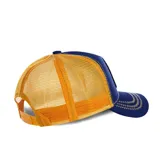 Gorra tipo trucker azul marino con paneles traseros de malla amarilla. Presenta un parche frontal cuadrado con la imagen de Goku y costuras decorativas en color amarillo en la visera y el frente.