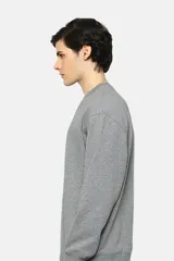 Buzo de cuello redondo Levi's en color gris jaspeado, con calce holgado y estampado gráfico de la marca en el pecho.