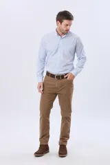 Pantalón de pana de corte recto y cinco bolsillos, con cierre de botón y cremallera, y detalles metálicos personalizados.