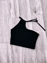 Top blanco irregular con un solo bretel y espalda descubierta.