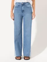 Jeans Mary Sun wide leg de calce recto, confeccionado en denim azul con lycra. Presenta tiro alto, bolsillos delanteros y traseros, y terminación con ruedo desflecado.