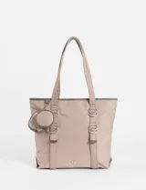 Bolso tipo shopper color beige, confeccionado en poliéster, con doble asa de hombro, detalles de argollas metálicas frontales y monedero circular removible colgante.