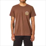 Remera de manga corta color marrón con cuello redondo. Presenta un estampado circular pequeño en el lado izquierdo del pecho con el logo de la marca Katin Customs.