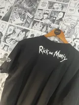 Remera negra con estampado de vinilo textil que incluye un personaje de Rick & Morty y el texto "Just Squanch It" con la tipografía del logo de Nike.
