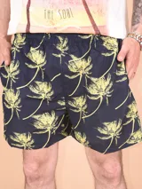 Short de baño azul oscuro con estampado de palmeras amarillas.