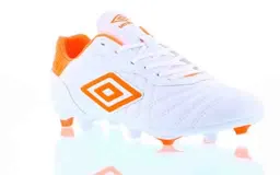 Championes de fútbol 11 Umbro modelo Touch FG, color blanco con detalles en naranja. Presentan el logo de la marca en el lateral y en la lengüeta, con suela de tacos para césped natural.