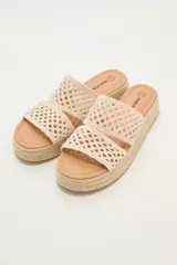 Sandalia de plataforma con doble tira superior tejida en red color crudo. Base de yute trenzado y plantilla de cuero sintético en tono natural.