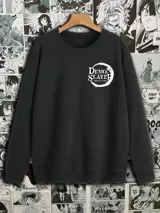 Buzo negro de manga larga con cuello redondo y puños y cintura acanalados. Estampado frontal pequeño con el logo de la serie de anime Demon Slayer.