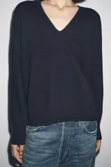 Jersey de manga larga confeccionado en lana 100%, con escote en pico y acabados en rib en puños y bajo.