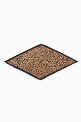 Pañuelo plisado de poliéster con diseño de animal print en tonos negro, beige y blanco.