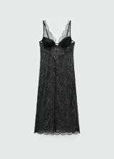 Vestido midi entallado de encaje y guipur negro, con escote en pico, tirantes anchos y sujetador incorporado. Presenta terminaciones festoneadas y diseño semitransparente.