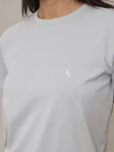 Remera blanca de algodón con cuello redondo y logo pequeño bordado en el pecho.