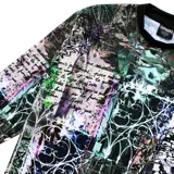 Remera de manga larga confeccionada en tela dry-fit sublimada con estampado camuflado de ciudad. Presenta puños en las mangas y cuello redondo.