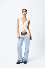 Jean de tiro bajo, corte recto, confeccionado en denim de algodón, con efecto degradado de color y terminaciones deshilachadas.