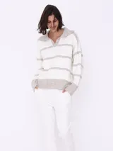 Sweater de punto color blanco con rayas horizontales color beige, con cuello polo y escote en V.