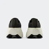 Championes de running New Balance modelo Fresh Foam X More, color negro con detalles en blanco. Presentan una entresuela Fresh Foam X sobredimensionada en color crema para máxima amortiguación y una parte superior de malla transpirable.