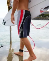 Short de baño Billabong Fluid 2k Pro de diseño tricolor en gris, rojo y negro con paneles laterales contrastantes y estampa de la marca.