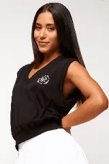 Musculosa blanca con cuello en V y logo bordado en el pecho.