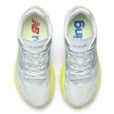 Championes New Balance FuelCell SC Elite V6 para running, de color blanco con detalles en verde lima y celeste, con la icónica letra N en el lateral y entresuela de gran volumen.