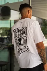 Remera blanca de algodón con estampa en la espalda de un canguro con anteojos de sol, fumando y tomando cerveza.