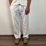 Pantalon de lino corte recto en color negro, con cintura elástica y cordón ajustable.