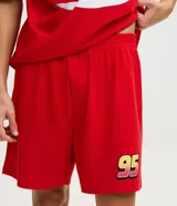 Pijama corto de hombre confeccionado en algodón, compuesto por una remera de manga corta con cuello redondo y estampa frontal de Rayo McQueen, y una bermuda roja a juego con cintura elástica.