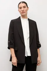 Blazer recto color topo de manga larga con solapas clásicas y bolsillos con solapa en el frente.