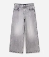 Pantalón de jean color gris claro con efecto desteñido, de corte muy ancho y holgado estilo baggy, tiro medio y bolsillos funcionales.