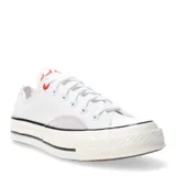 Championes Converse Chuck 70 OX de lona color blanco con detalles en rojo y gris. Presentan cordones blancos, suela de goma color crema con doble línea negra y plantilla OrthoLite para mayor comodidad.